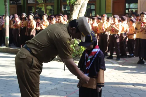 BINTANG CILIK CATUR PACITAN BERJAYA DI TINGKAT JATIM KEPALA SEKOLAH SD NEGERI BALEHARJO SANGAT TERHARU 